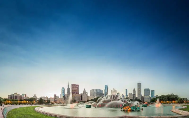 La ciudad y una fuente con esculturas