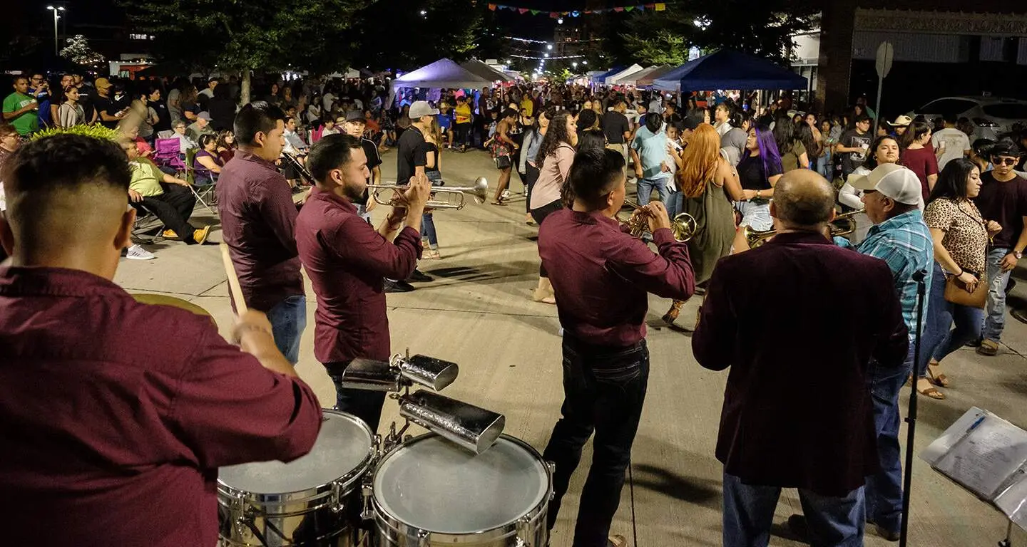 Músicos hispanos en el Mercado de la 5ª