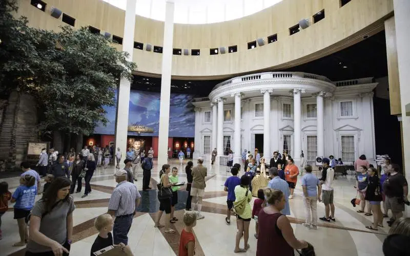 Personas que visitan la Biblioteca y Museo Presidencial Abraham Lincoln 