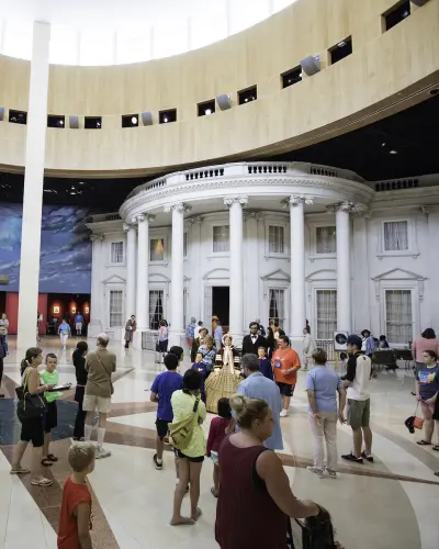 Personas que visitan la Biblioteca y Museo Presidencial Abraham Lincoln