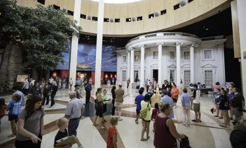 Personas que visitan la Biblioteca y Museo Presidencial Abraham Lincoln