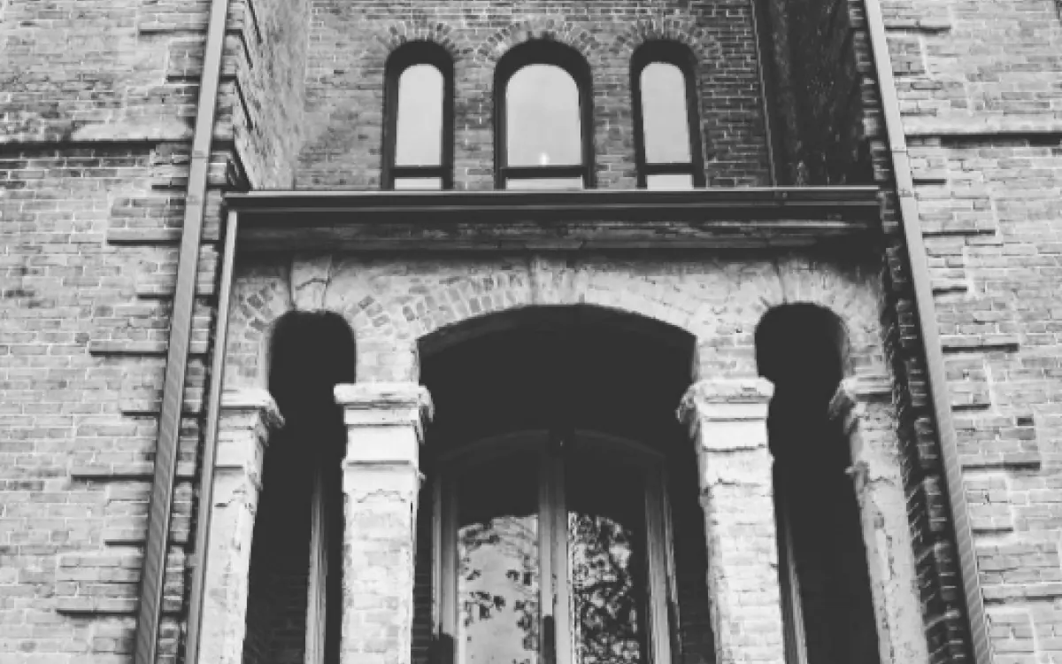 Una entrada a un gran edificio