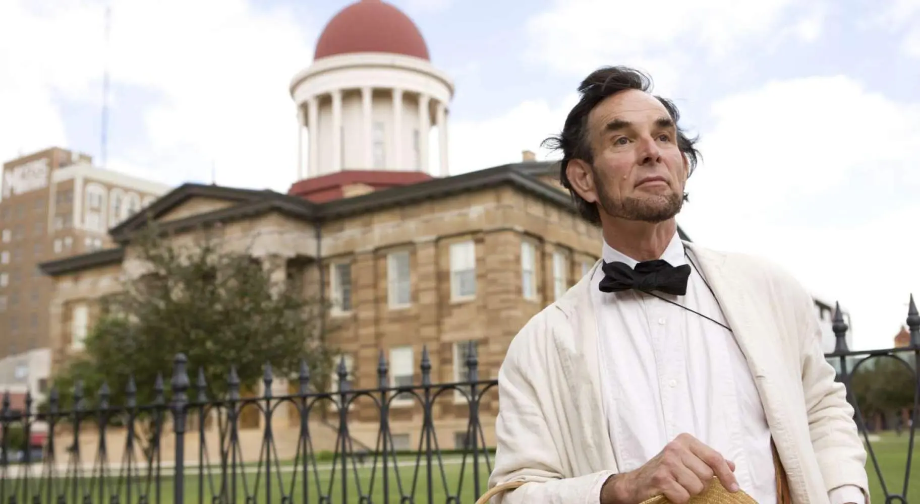 Lincoln actor frente al Antiguo Capitolio del Estado en Springfield