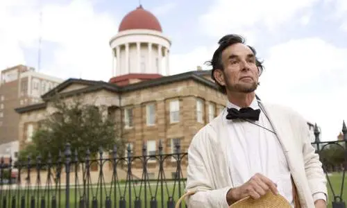Lincoln actor frente al Antiguo Capitolio del Estado en Springfield