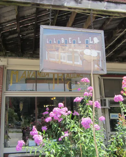 El escaparate de Makanda Trading Co, en el paseo marítimo de Makanda