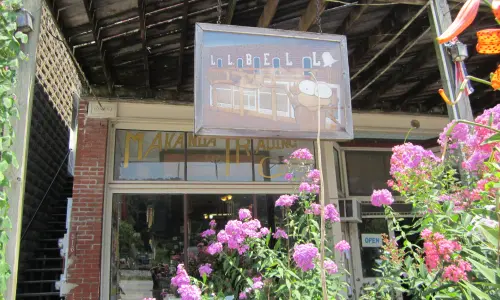 El escaparate de Makanda Trading Co, en el paseo marítimo de Makanda