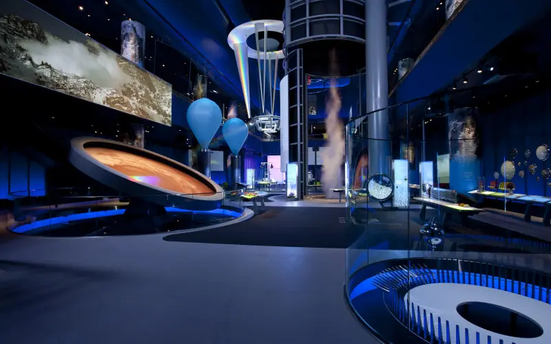 Una habitación temática espacial con luces azules
