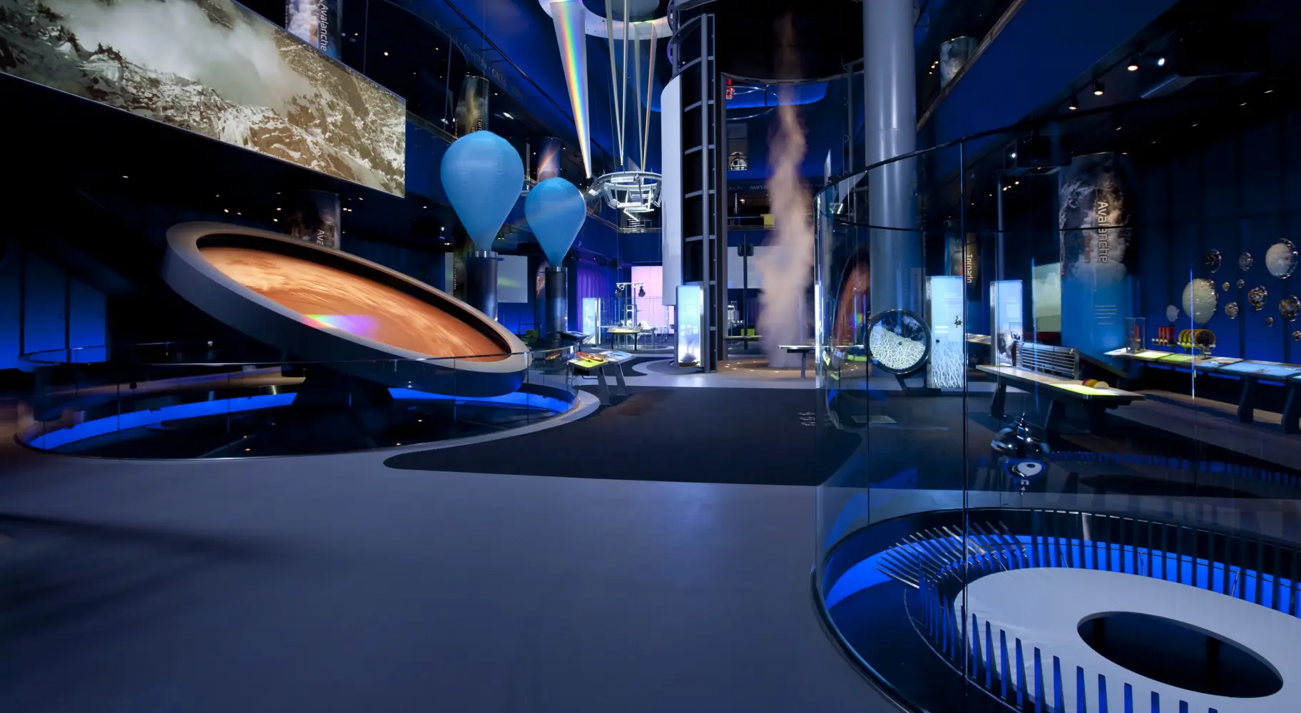 Una habitación temática espacial con luces azules