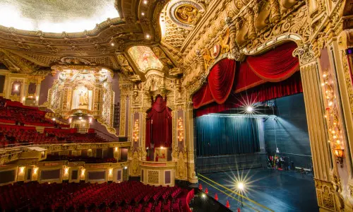 Una foto del interior del Teatro Oriental.