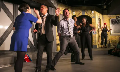 Actores actuando en el escenario del Teatro de Chicago.