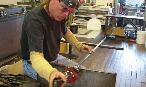 Un tipo diseñando vidrio