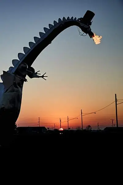 El Dragón de Kaskaskia, una gran escultura de dragón que respira fuego.