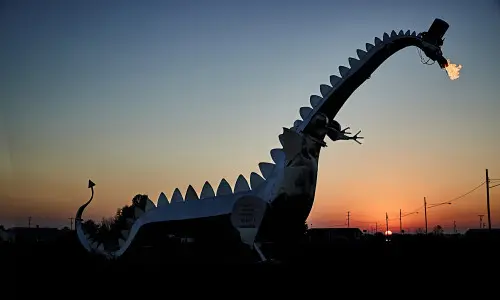 El Dragón de Kaskaskia, una gran escultura de dragón que respira fuego.