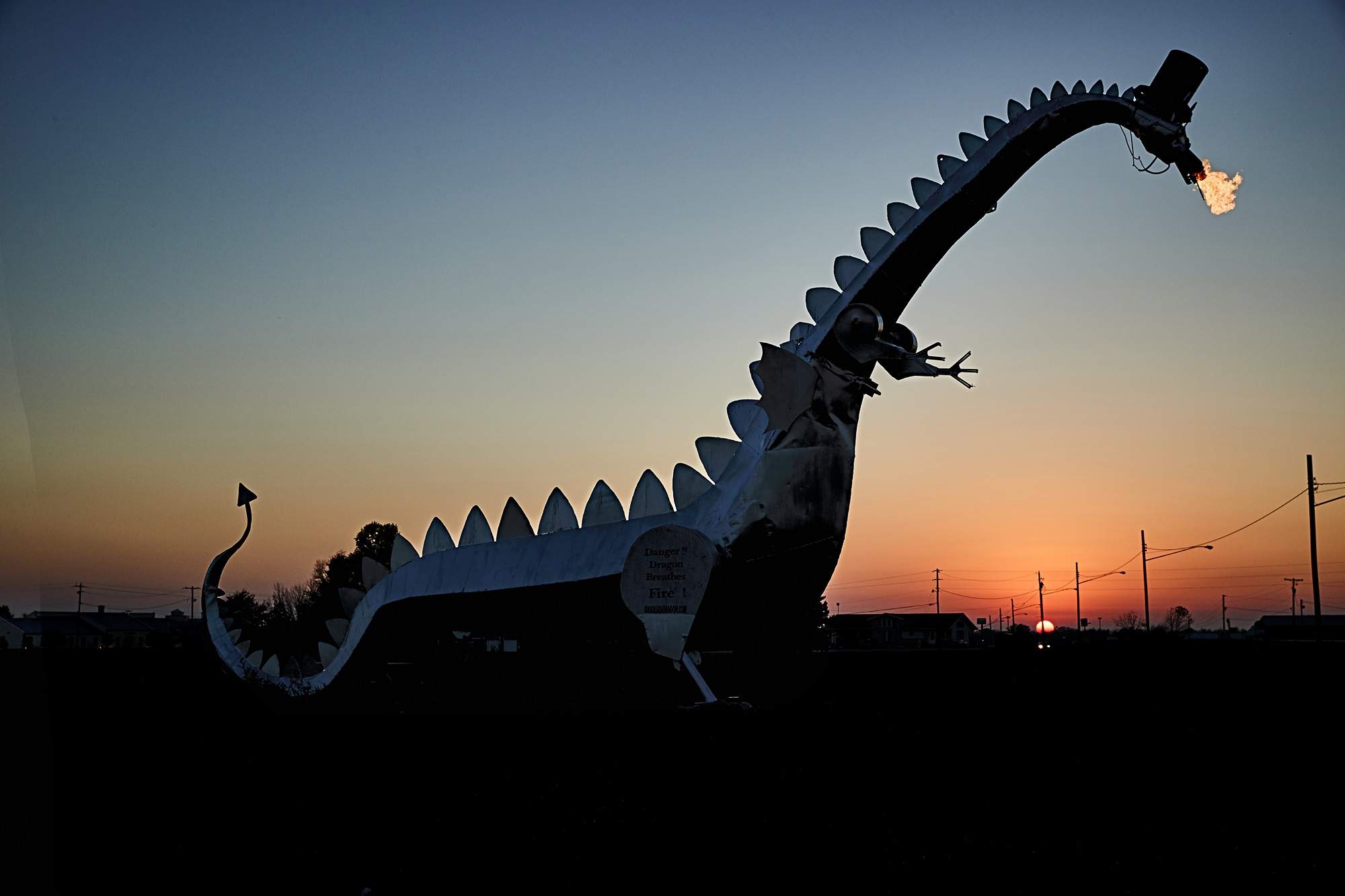 El Dragón de Kaskaskia, una gran escultura de dragón que respira fuego.