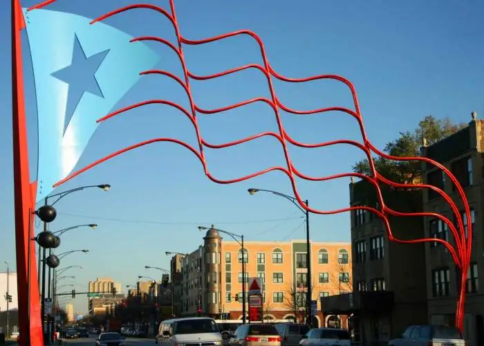 Escultura de la bandera de Puerto Rico en Humboldt Park