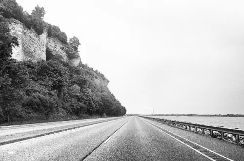 Una carretera junto al mar