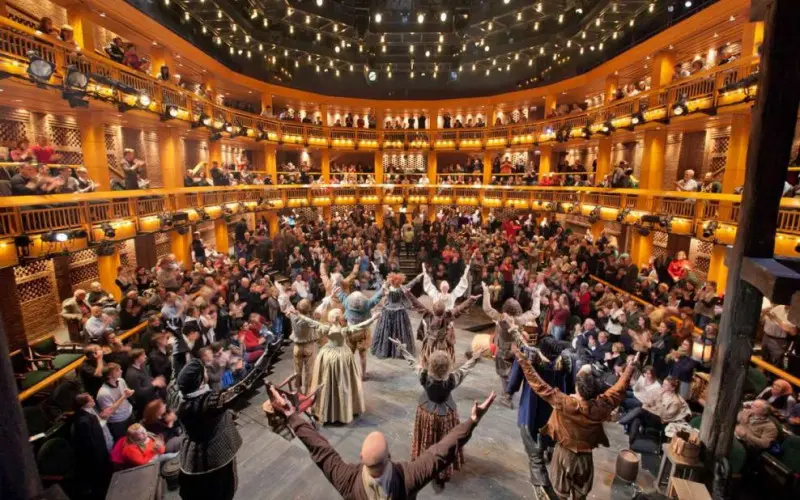 Una ovación para los actores en un teatro 