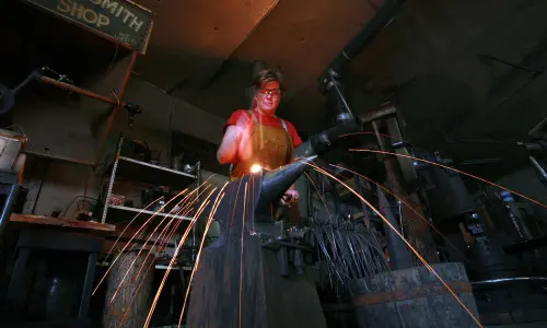 Persona que moldea metal