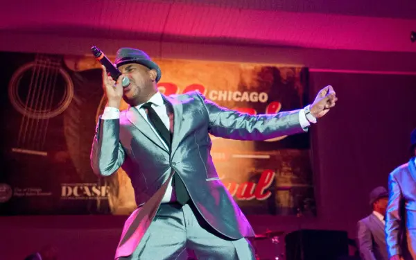 Hombre en traje de cantante en el festival de blues de Chicago