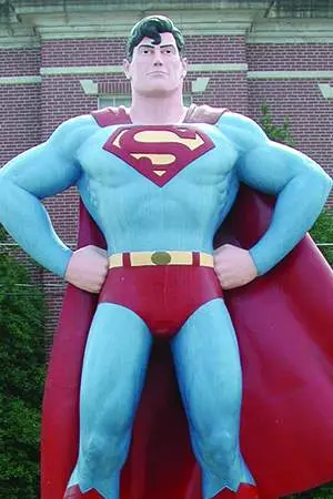 una estatua de Superman en el exterior de un edificio