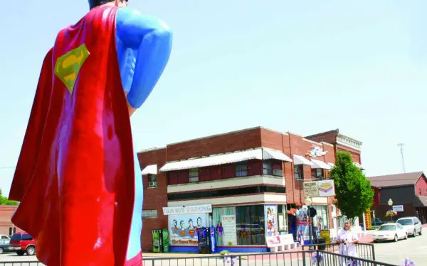 Vuelve la estatua de Superman