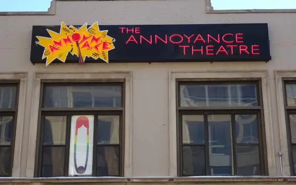 El exterior del Annoyance Theater en vecindario Lakeview de Chicago