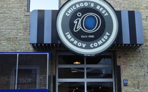 El exterior del Teatro iO, antes conocido como Improv Olympic