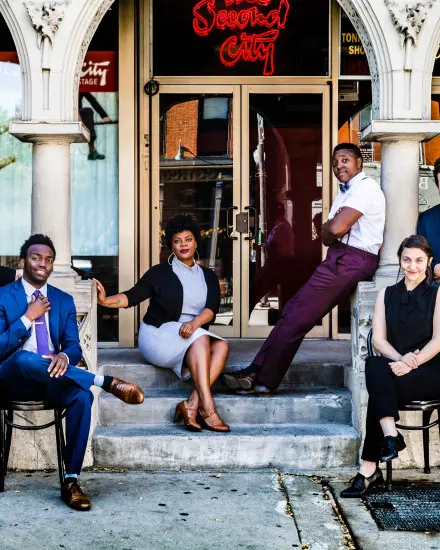 El reparto del premiado espectáculo Discontent posa en el exterior del club de comedia Second City de Chicago.