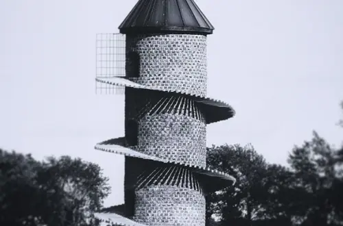 Una torre en un campo