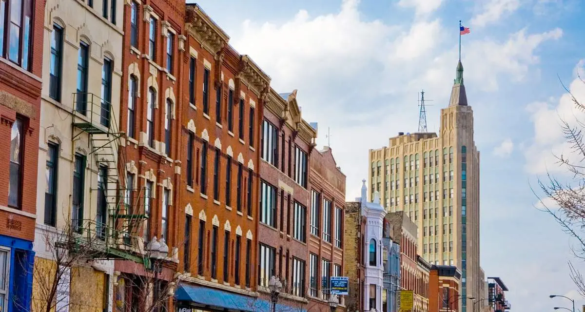 Edificios alineados en una calle de Wicker Park durante el día.