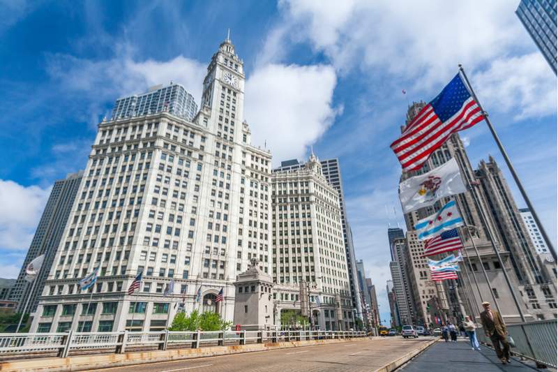 El edificio Wrigley de Chicago, visto desde el puente de Michigan Avenue