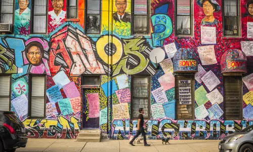 Caminando delante de un mural