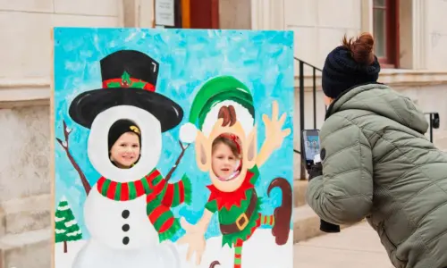 Niños disfrutando de un festival navideño