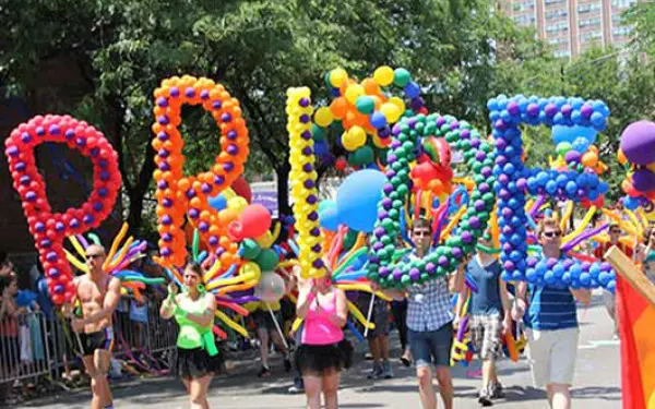 La palabra "Pride" hecha con globos
