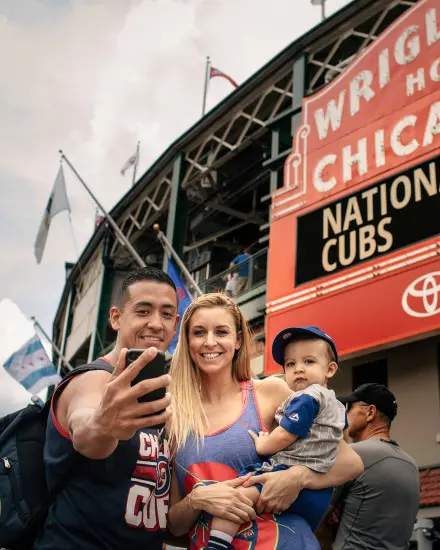 Una familia posa para una foto en el exterior de un estadio 