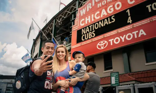 Una familia posa para una foto en el exterior de un estadio 