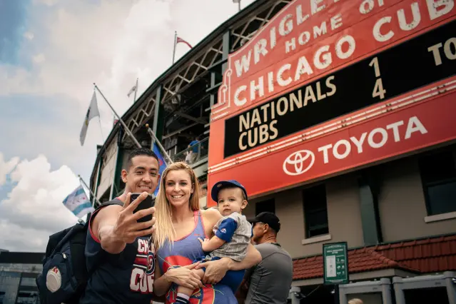 Una familia posa para una foto en el exterior de un estadio 