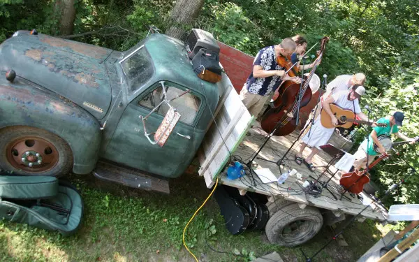 La banda del viñedo Owl Creek toca en la parte trasera de un camión.