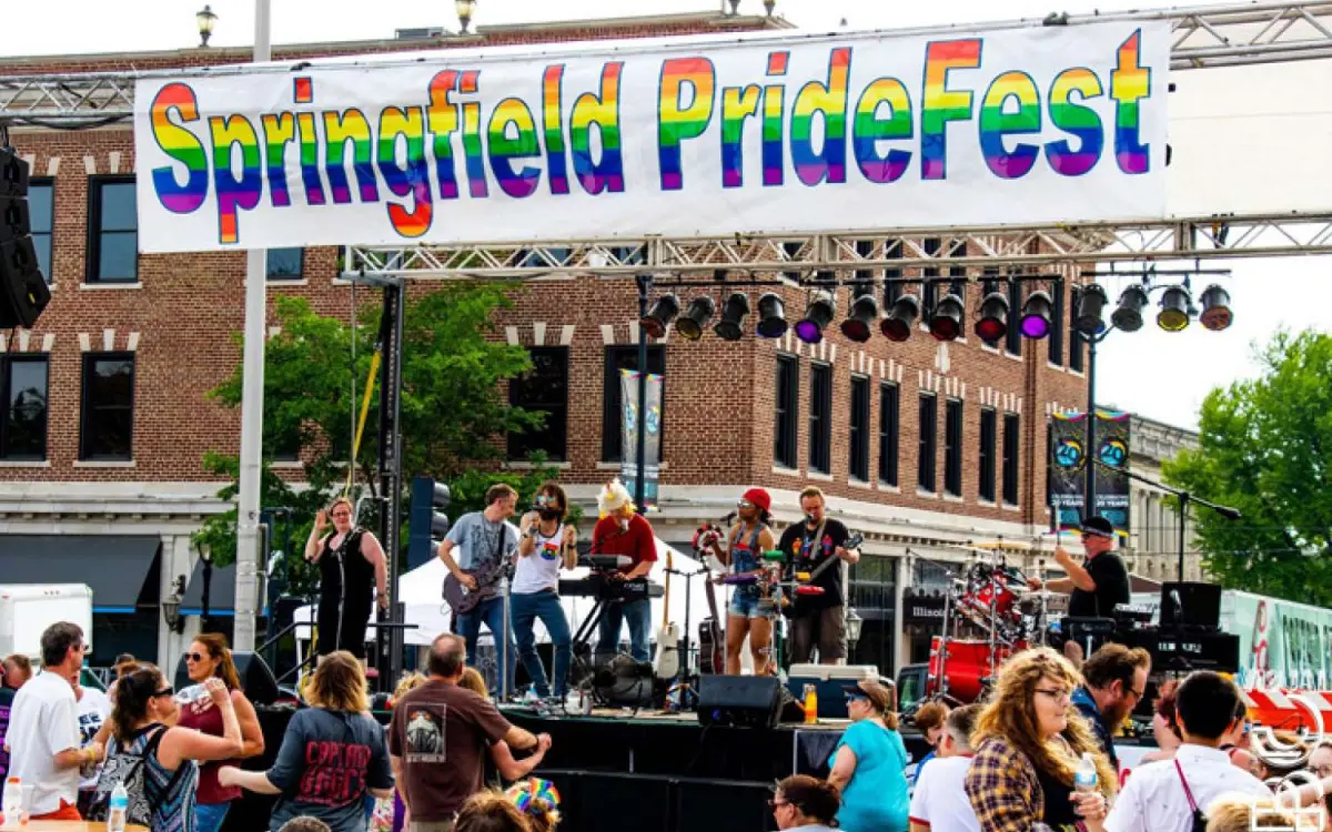 banda actuando en pridefest
