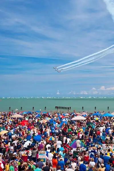 Jets realizan acrobacias aéreas en el Chicago Air and Water Show.