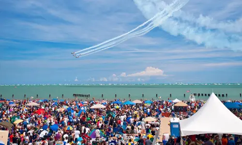 Aviones de combate realizan acrobacias aéreas en el Chicago Air and Water Show.