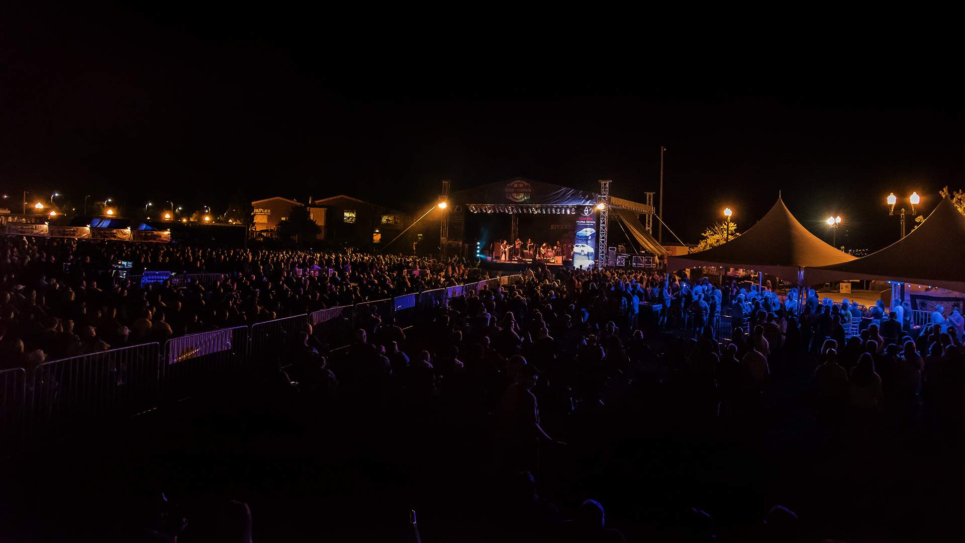 Por la noche, una multitud disfruta de una actuación en el Peoria Blues and Heritage Festival