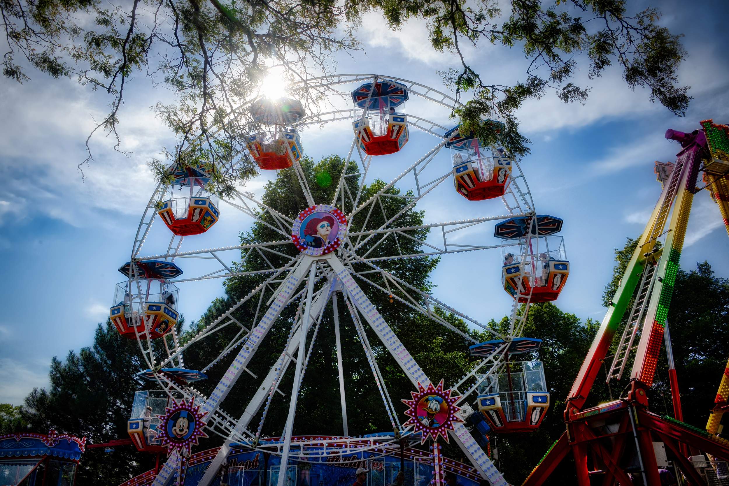 Una noria sobre un cielo azul en el Naperville Spring Fling