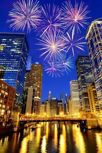 Una vista desde el río Chicago hacia los fuegos artificiales en el centro de la ciudad para las celebraciones de año nuevo.