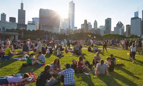 La multitud se reúne en Grant Park para asistir al festival de blues Chicago .