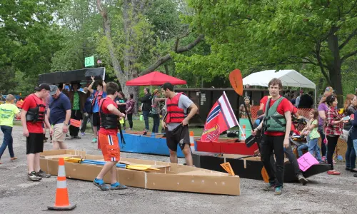 Gente preparando un barco de cartón
