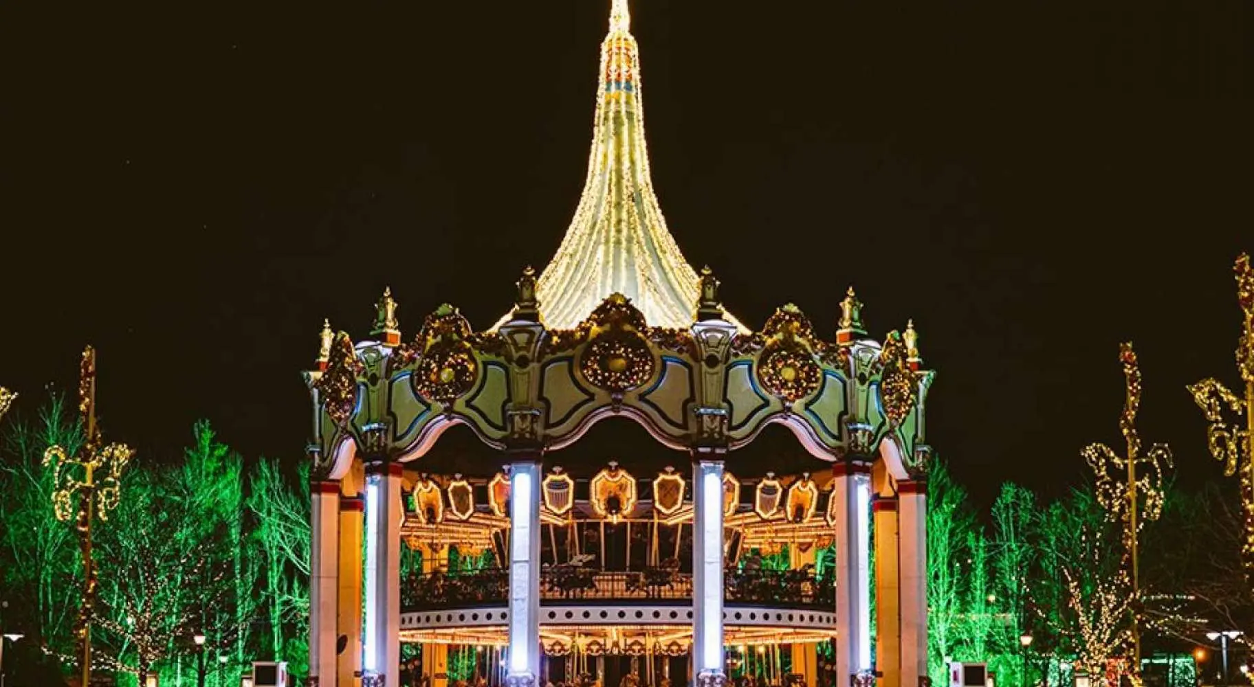 Luces navideñas en el tiovivo de Six Flags