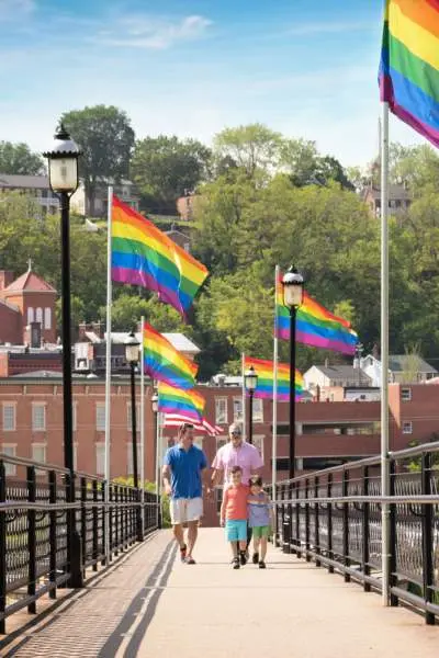 Gente caminando por el puente con banderas a lo largo