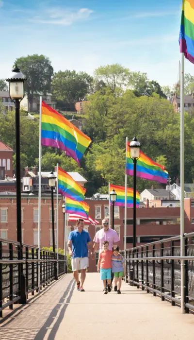 Gente caminando por el puente con banderas a lo largo