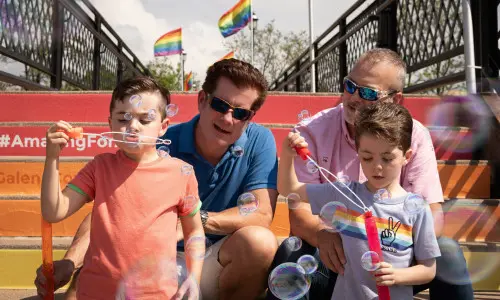 Familia sentada en las escaleras del puente